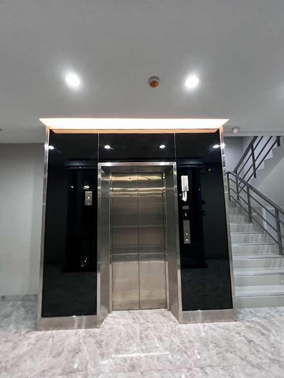 Passenger elevator centered within its frame